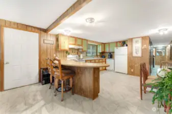A spacious kitchen with room for a dining table and a practical kitchen peninsula.