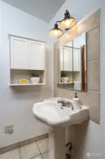 Single bath with pedestal sink