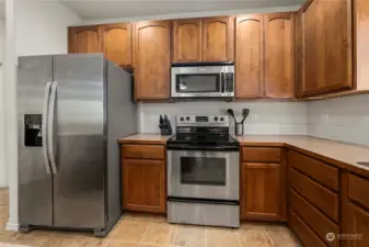 Side-by-side stainless steel fridge with a built-in filtered water and ice dispenser, ensuring refreshing beverages are always within reach. BONUS: Additional Fridge & freezer in garage included too!