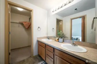 Located inside the primary bedrooms bathroom is a full walk in closet.