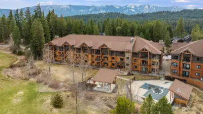 You are walking distance to the heart of Suncadia's' amenities and restaurants.