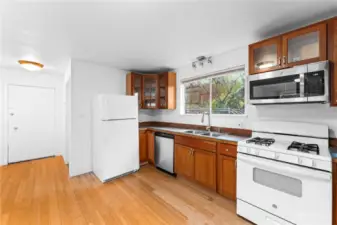 Vacant middle unit: Space to cook in this kitchen!