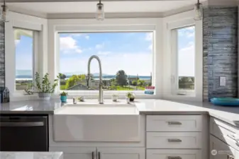 Doing dishes doesn’t seem half bad when this is your view! Prep or cleanup is also a breeze with this extra deep farmhouse sink and single-hand pull-down spray faucet.
