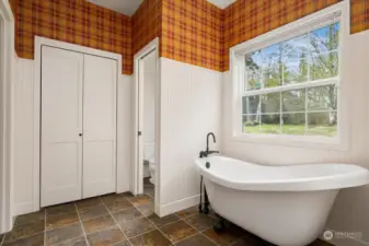 Primary suite with soaking tub