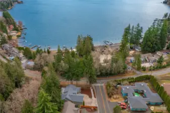 Less than 15 mins to Barkley Village shopping and I-5 access.  Private but close to town and all amenities plusinc hiking, mtn biking just down the road...   and the fabulous Lk Whatcom!!!