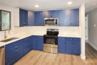 Large kitchen with lots of cabinets