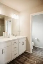 Walk in shower, double sink en suite