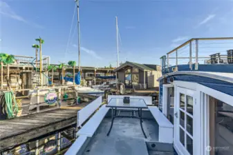 Great space to enjoy entertaining your guests, game time or dining on the East side of the houseboat entry.