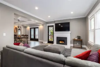 Cozy and light living room with gas fireplace