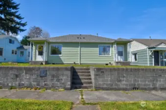 Charming duplex in great Westside location across from Woodruff Park in Olympia.