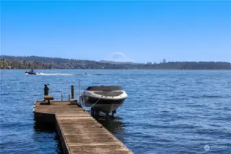 Mesmerizing southerly views of Mt Rainier, Bellevue, Seattle, rose colored sunrises, golden sunsets and never-ending maritime performances down the wide part of Lake Washington – this is your chance to live the Lake Washington waterfront dream!