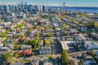WHAT. A. LOCATION. South Slope QA Hill for the win!!!  Walk or bike to South Lake Union, Seattle Center, Climate Pledge, and Downtown.  Hip eateries and hot spots just outside of your door!