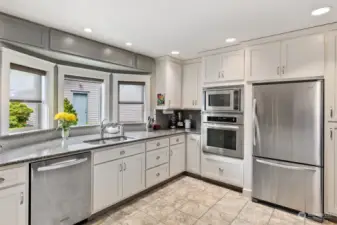 Kitchen features granite countertops and SS appliances