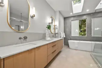 Primary En-Suite Bathroom w/Dual Sinks & Built-Ins