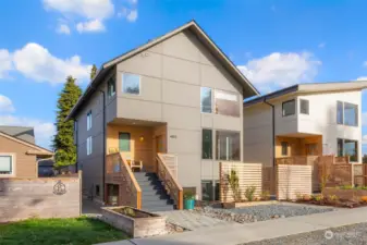 Amazing newly built home in terrific North Tacoma location