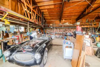 Project car, a mechanic's Dream! This shop is functioning and ready for your projects!