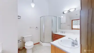 Primary bathroom w/ jetted tub