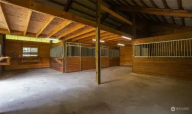 36x36 Barn 3 stalls w/ matts and hay storage