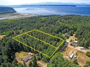 These 2 contiguous lots offer over 4 acres to work with. Great quiet country living close to everything.