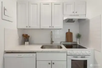 Break in this new kitchen boasting all new appliances, cabinet s& countertops