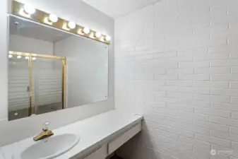 The 2nd bedroom en-suite full bathroom also has a large linen closet.