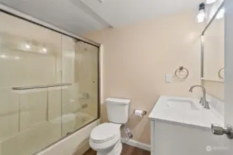 LOWER LEVEL JUNIOR PRIMARY SUITE BATHROOM | How great to have two bedrooms connected to it's own bathroom!