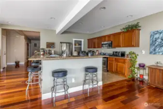 Large open kitchen w/gas stove & granite counters allows for ample seating!
