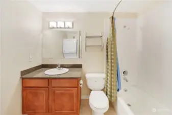 Full guest bath with washer/dryer