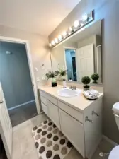 Full 2nd bathroom.
