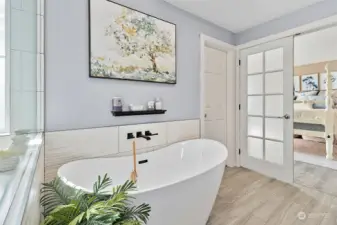 Unwind and de-stress at the end of the day with a luxurious bubble bath and glass of wine, Relax your cares away in this dreamy soaker tub, just stunning!