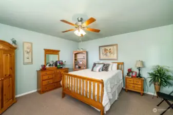 This lovely third bedroom also has a ceiling fan.