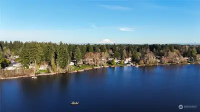"Living on the lake" in the beautiful Northwest! Beautiful Chambers Lake in Lacey 6 minutes from everything- Restaurants, shopping, and I-5!