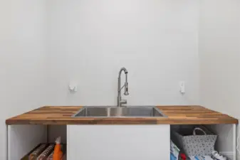 Mud room with sink