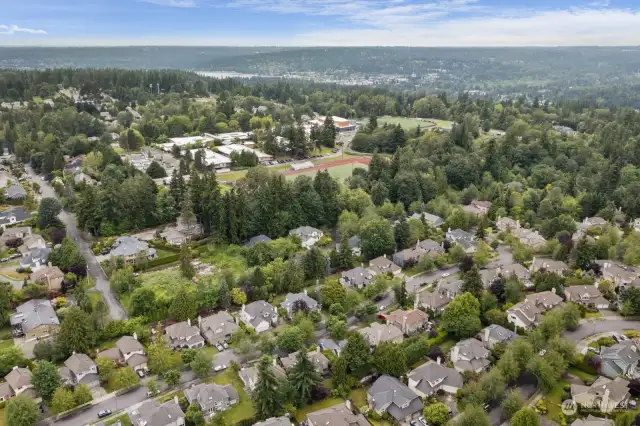 Amber Ridge Neighborhood by drone. Inglemoor High School. Kat Hartnell Engel and Voelkers Seattle Eastside.