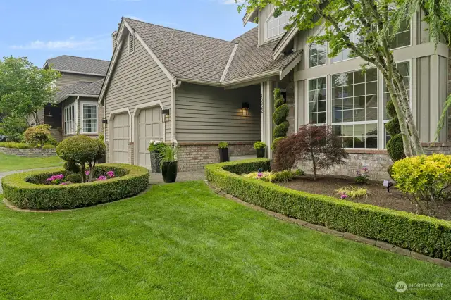 Gorgeously Manicured Landscaping in Amber Ridge. Bothell. Northshore SD. For Sale. Kat Hartnell Engel and Voelkers Seattle Eastside.