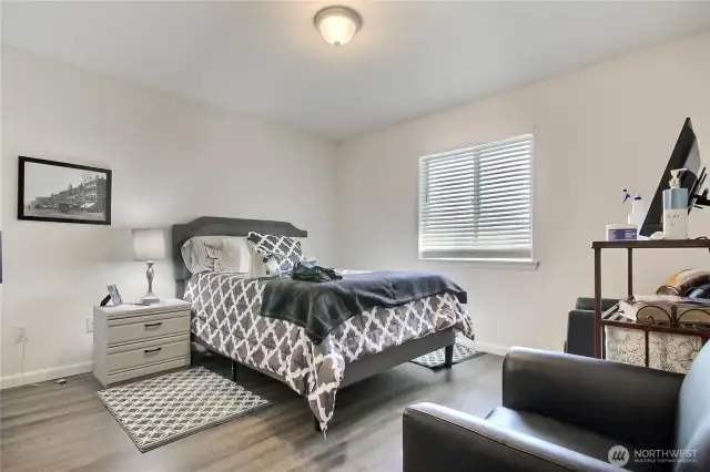 7 / 15  Actual photo. All furnishings (excluding storage rack) in this photo transfer with property.