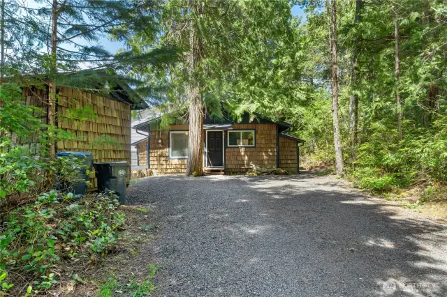Long driveway with lots of parking to front of home