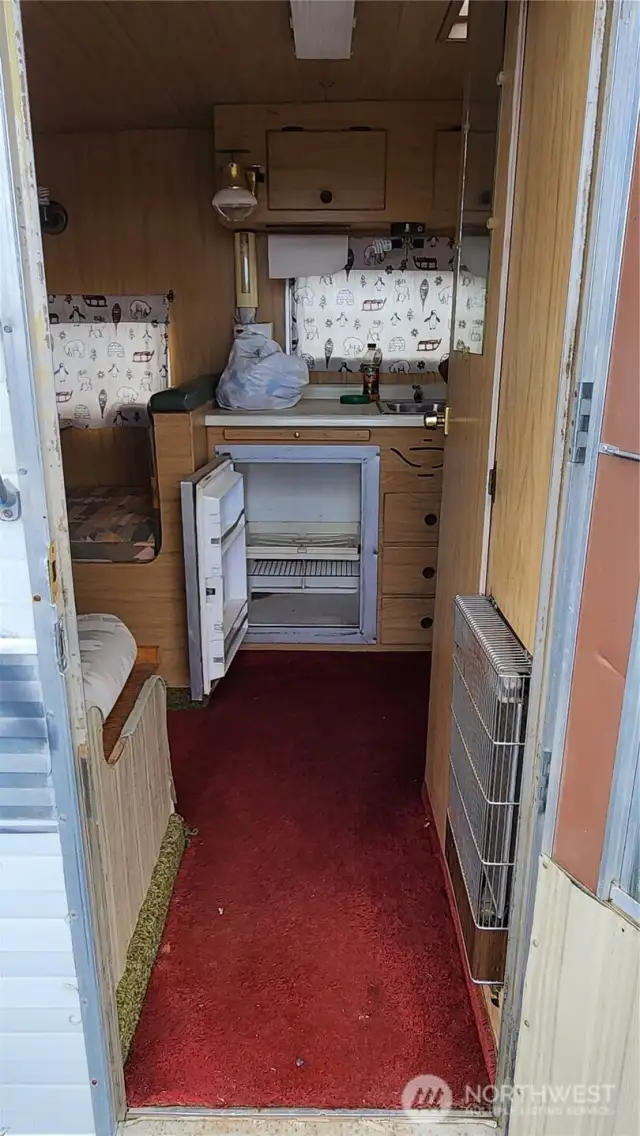 Inside Vintage Aladdin 10' Trailer (Everything works)