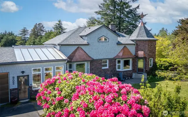 Welcome to this beautiful home at 902 S Sunset Dr, Tacoma, WA 98465.