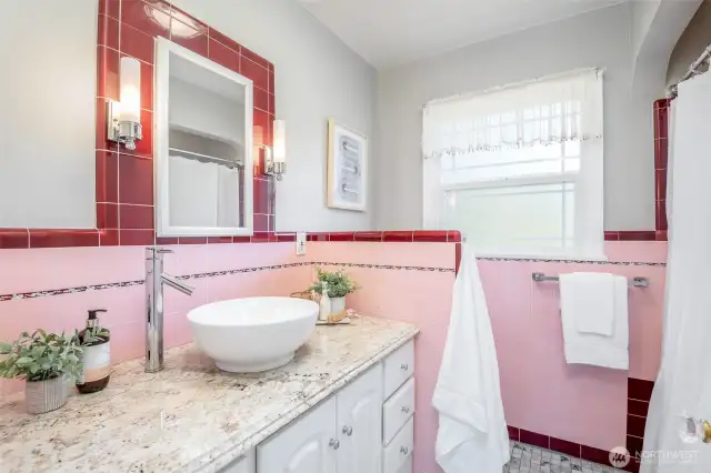 This full bath is conveniently located in between the two bedrooms on the main floor.