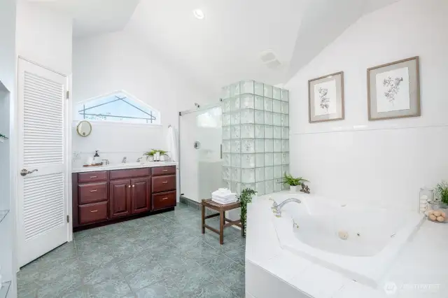 You will love this wonderful soaking tub!