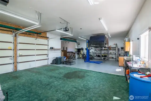 This is a mechanic’s dream with all the space & power needed for your projects!