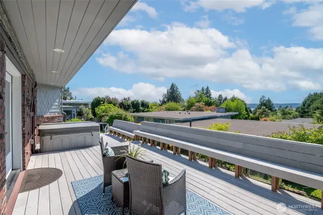 West-facing entertainment size composite deck! Who's ready for summer?!