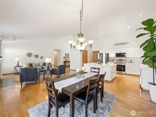 Relaxed layout makes it so easy to follow the conversation or keep up with kitchen action!