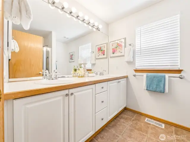 - With large ensuite, including double sinks, yay!