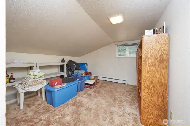 Right next door, you’ll find another bonus room ready to adapt to all your needs.