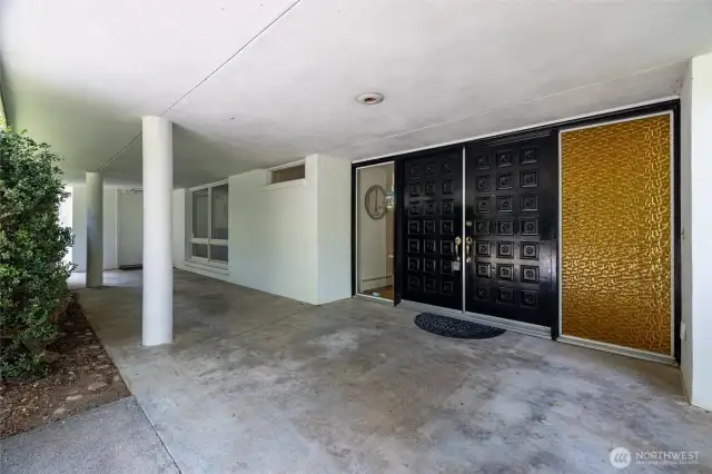 The front area welcomes you with some mid century modern hints.