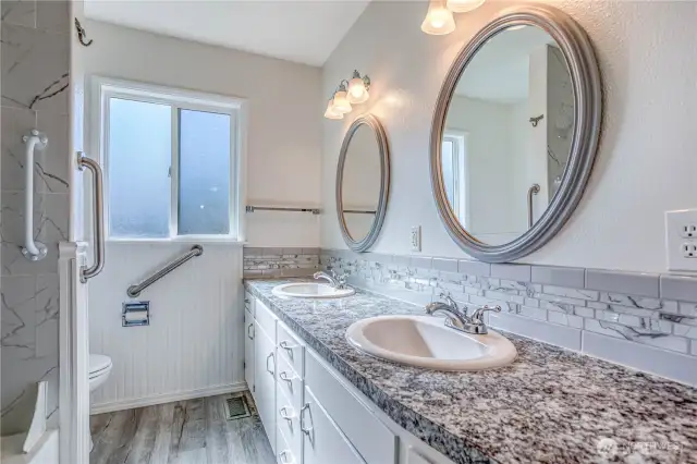 full bathroom w tile shower