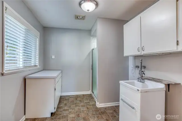laundry room with tile shower