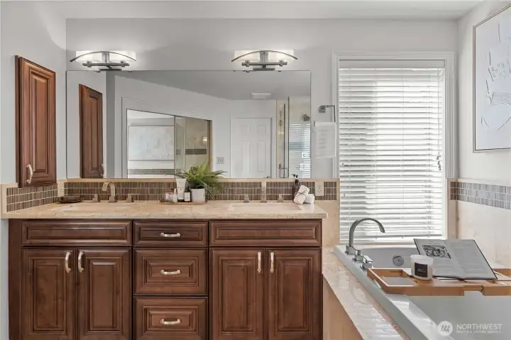 Gorgeous details and lots of space for 2 to share!